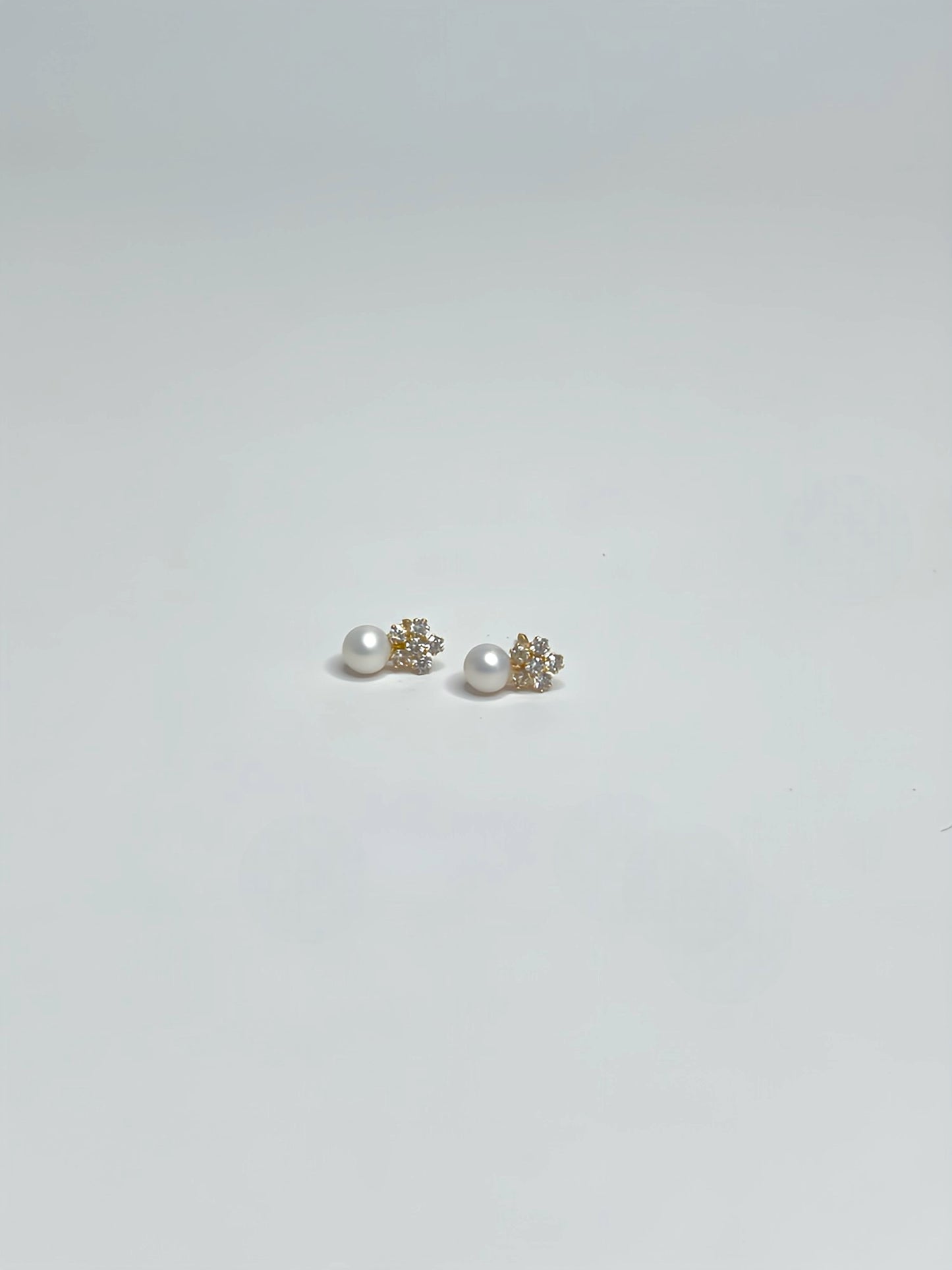 Flower pearl zirconia earrings