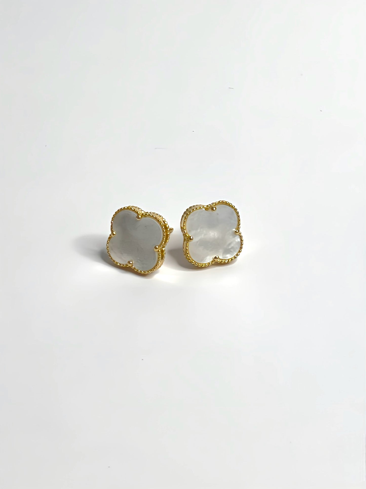Pearl clover earrings