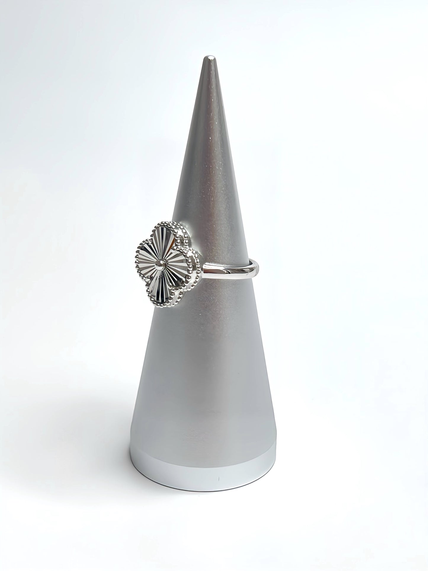 Clover ring